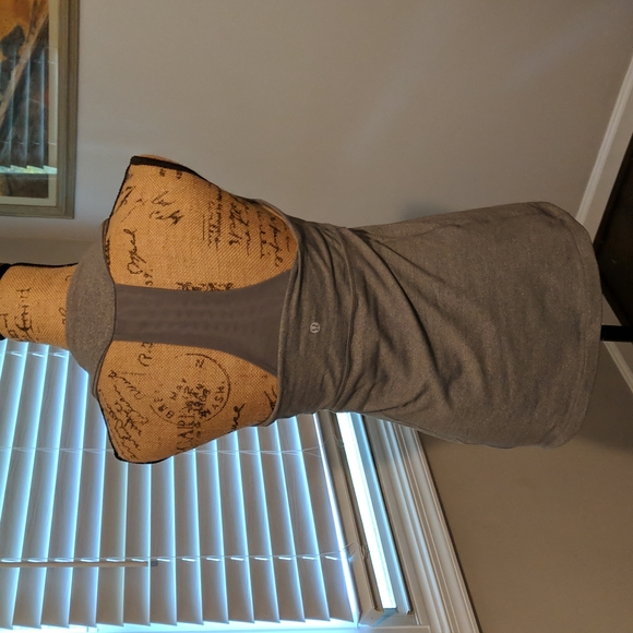 Lululemon tank size 8 - Picture 2 of 6